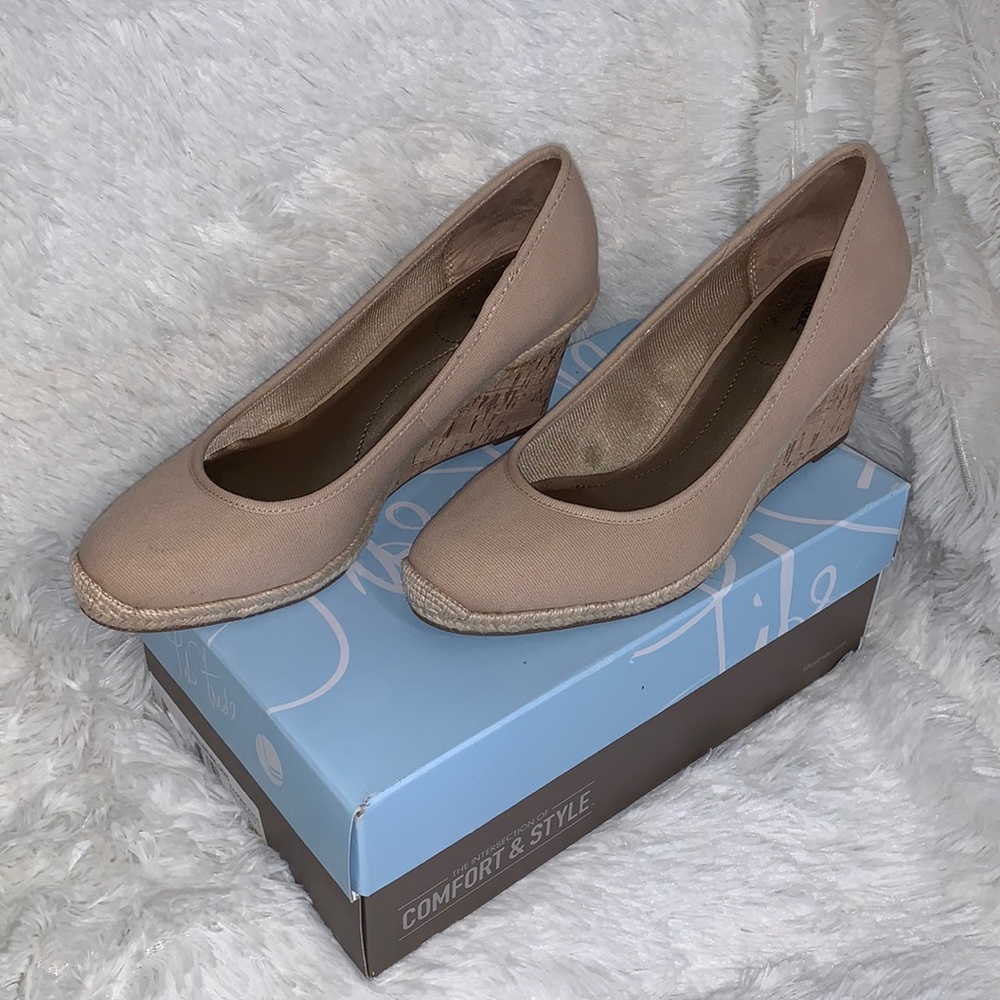 LifeStride Listed Wedge Pump. Sz 9. Natural Canvas. Excellent Condition w/box